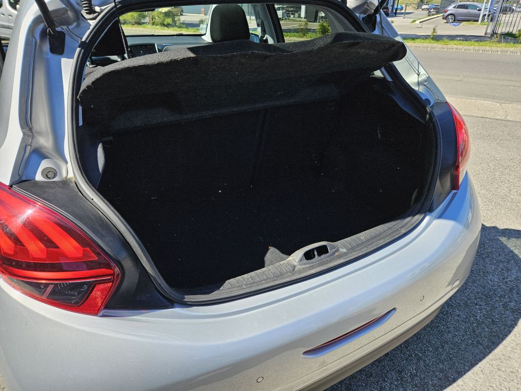 Peugeot 208 — 23