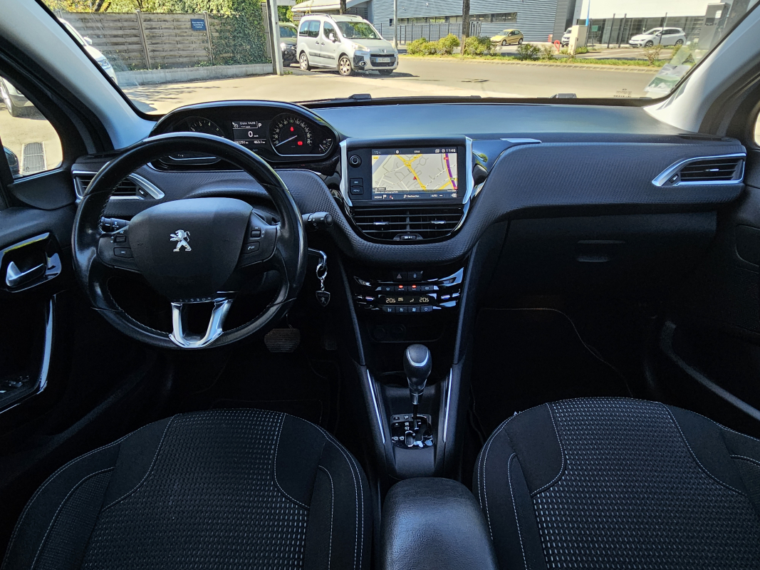 Peugeot 208 — 10