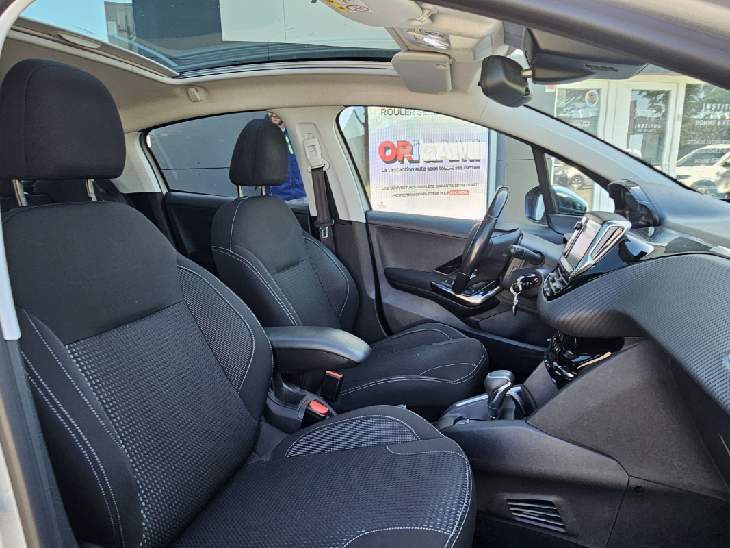 Peugeot 208 — 12