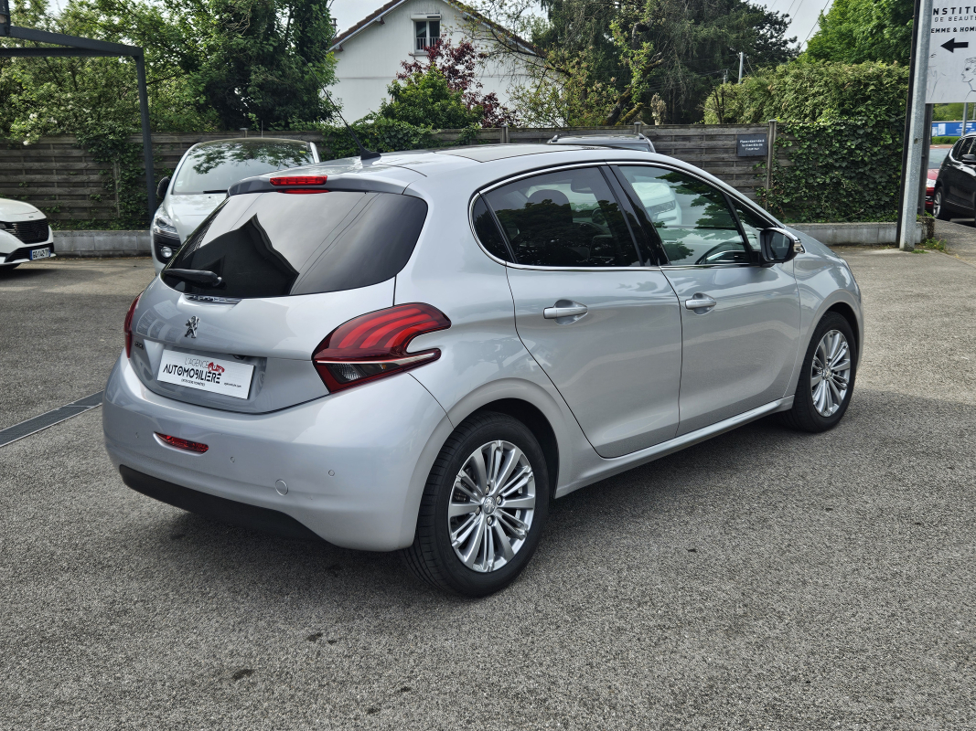 Peugeot 208 — 8