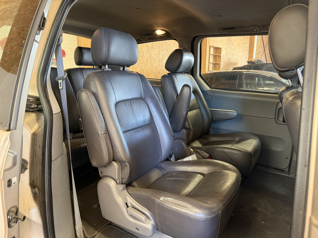 Kia Carnival — 10