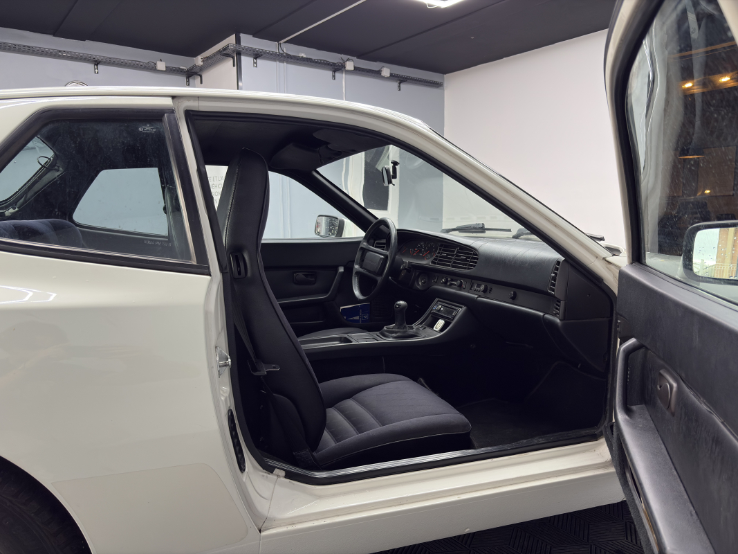 Porsche 944 — 24
