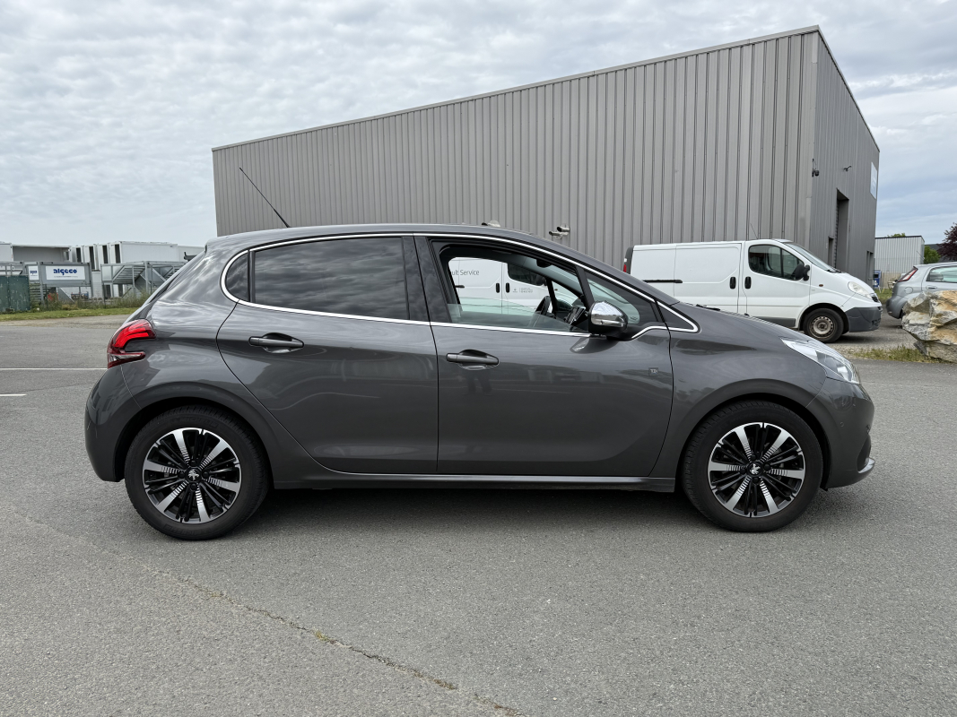 Peugeot 208 — 4