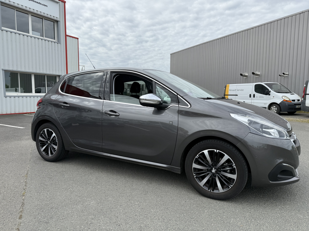 Peugeot 208 — 3