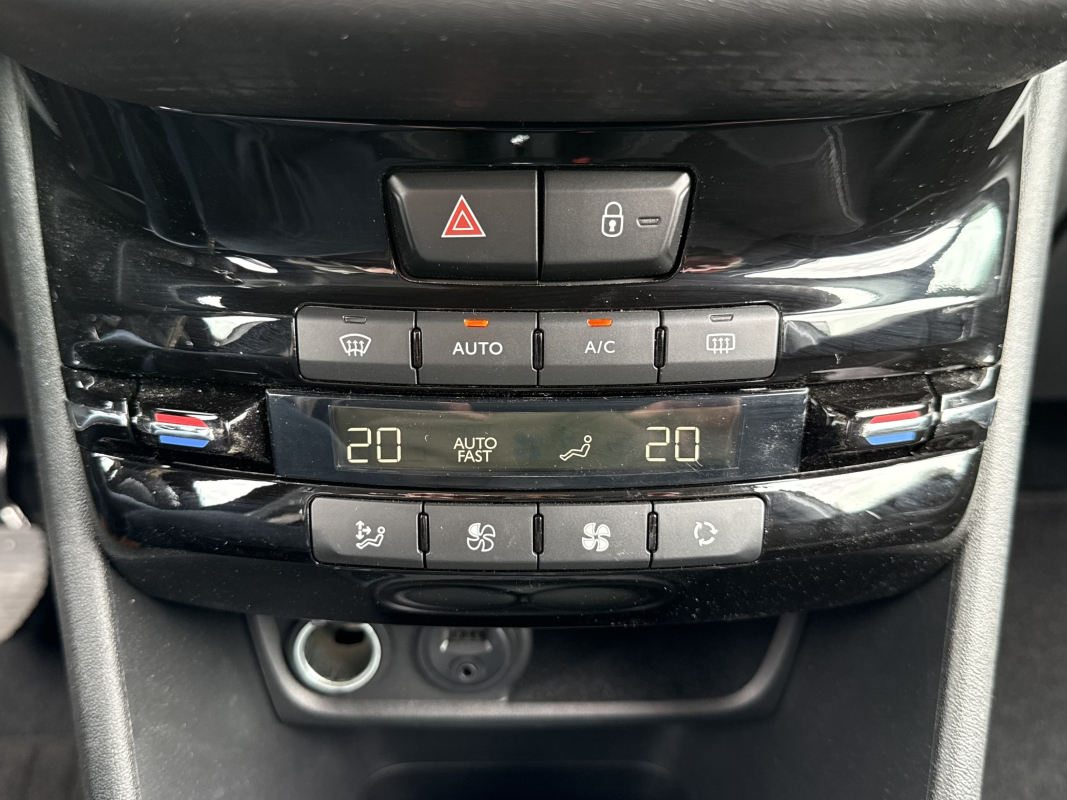 Peugeot 208 — 19