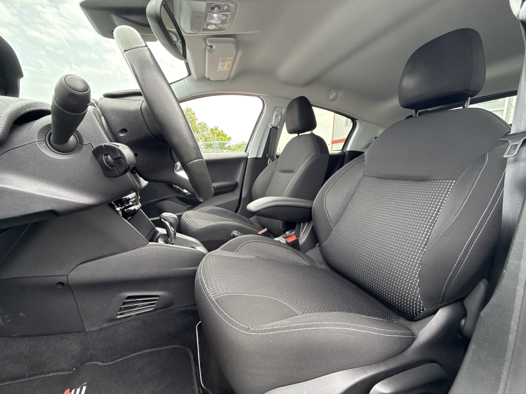 Peugeot 208 — 10
