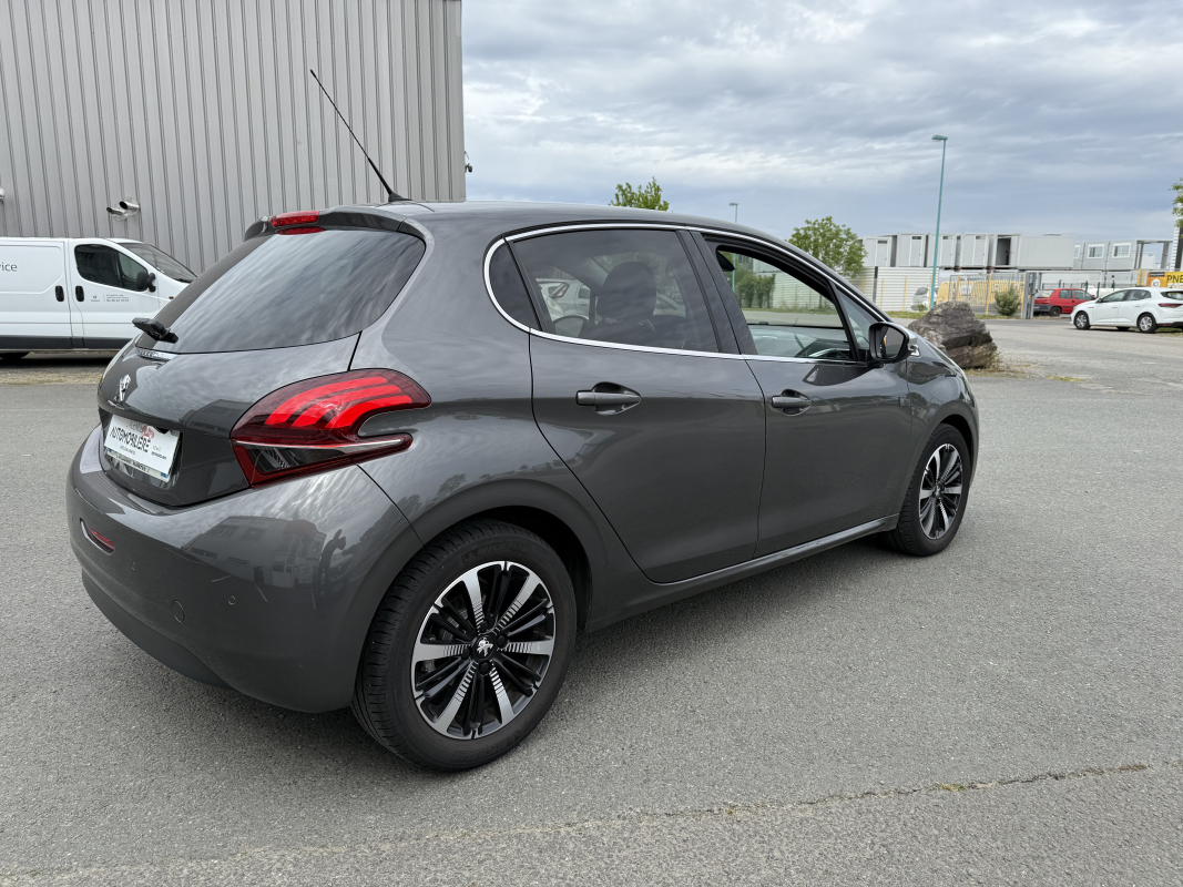 Peugeot 208 — 5