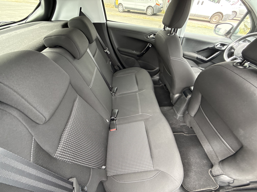 Peugeot 208 — 12