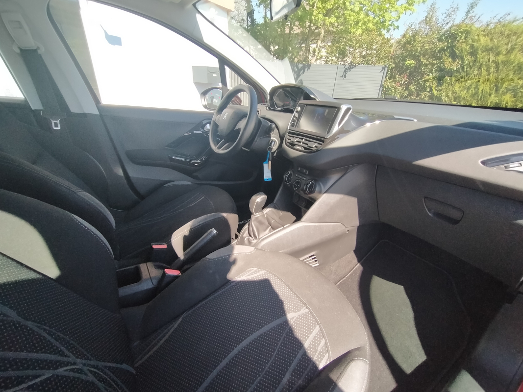 Peugeot 208 — 12