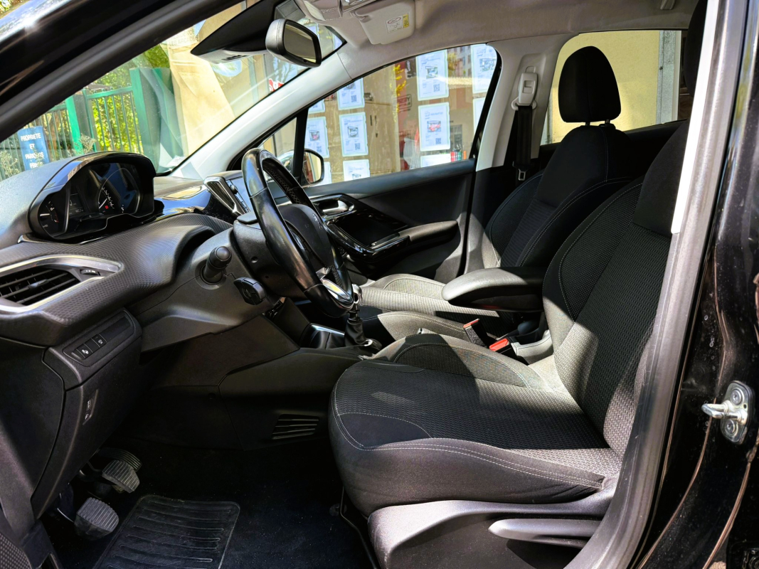 Peugeot 208 — 10
