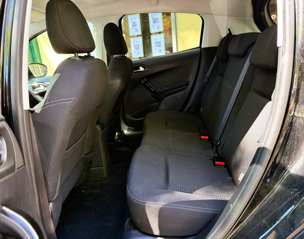 Peugeot 208 — 11