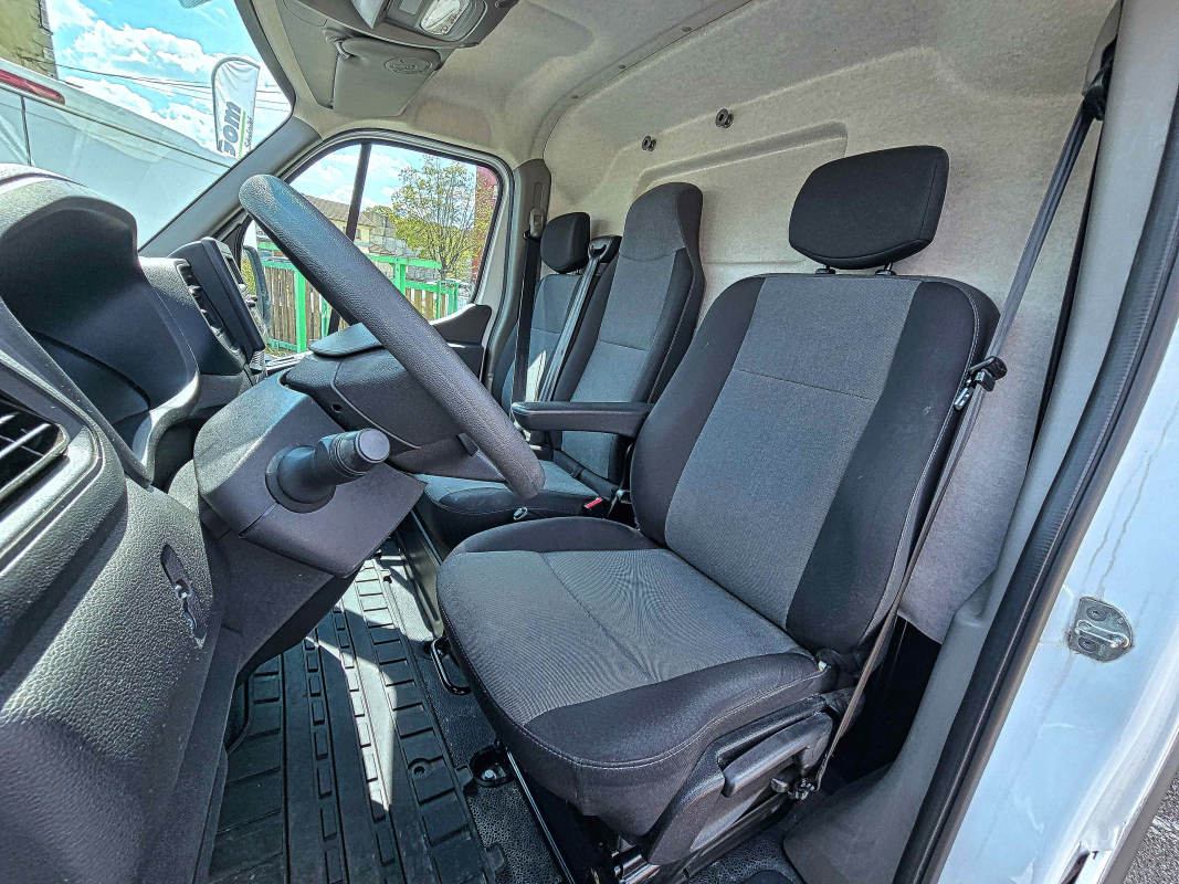 Nissan Interstar — 18