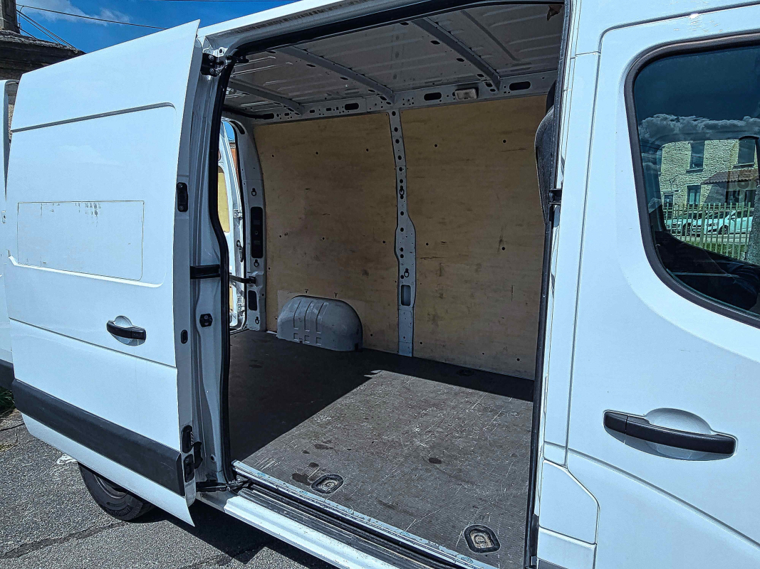 Nissan Interstar — 10
