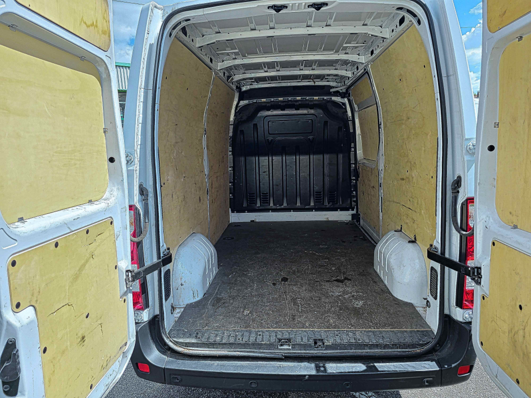 Nissan Interstar — 7