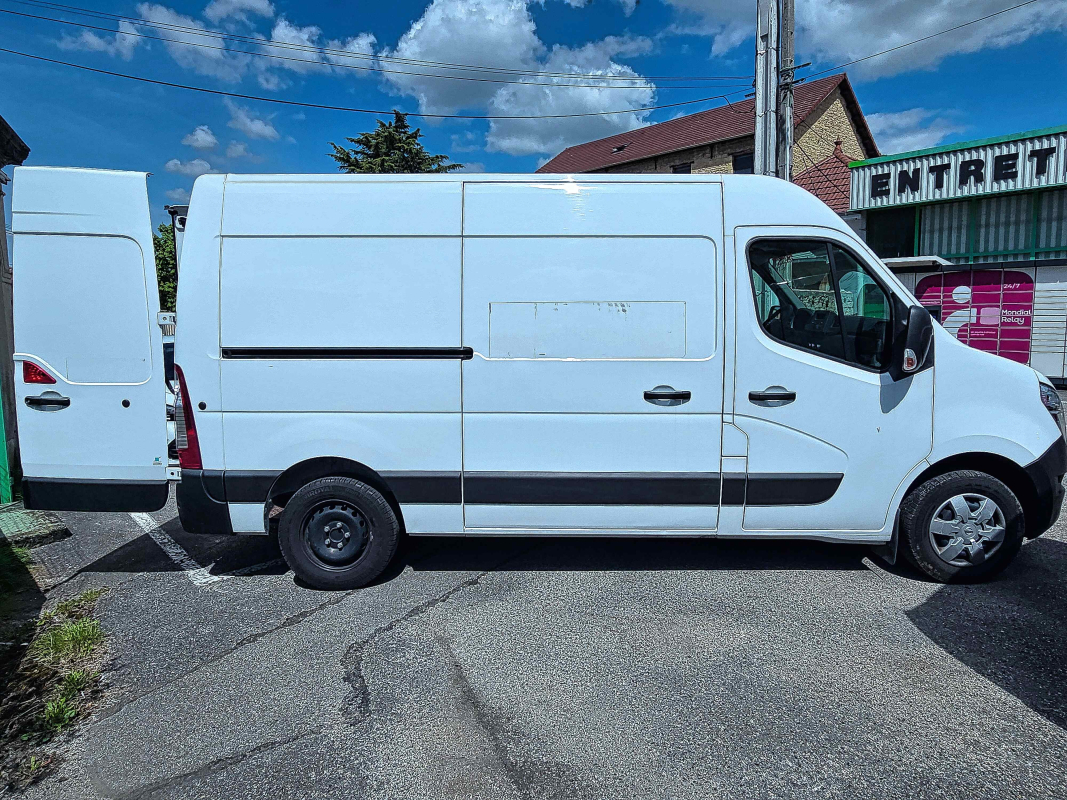 Nissan Interstar — 13