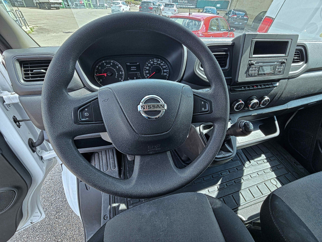 Nissan Interstar — 24