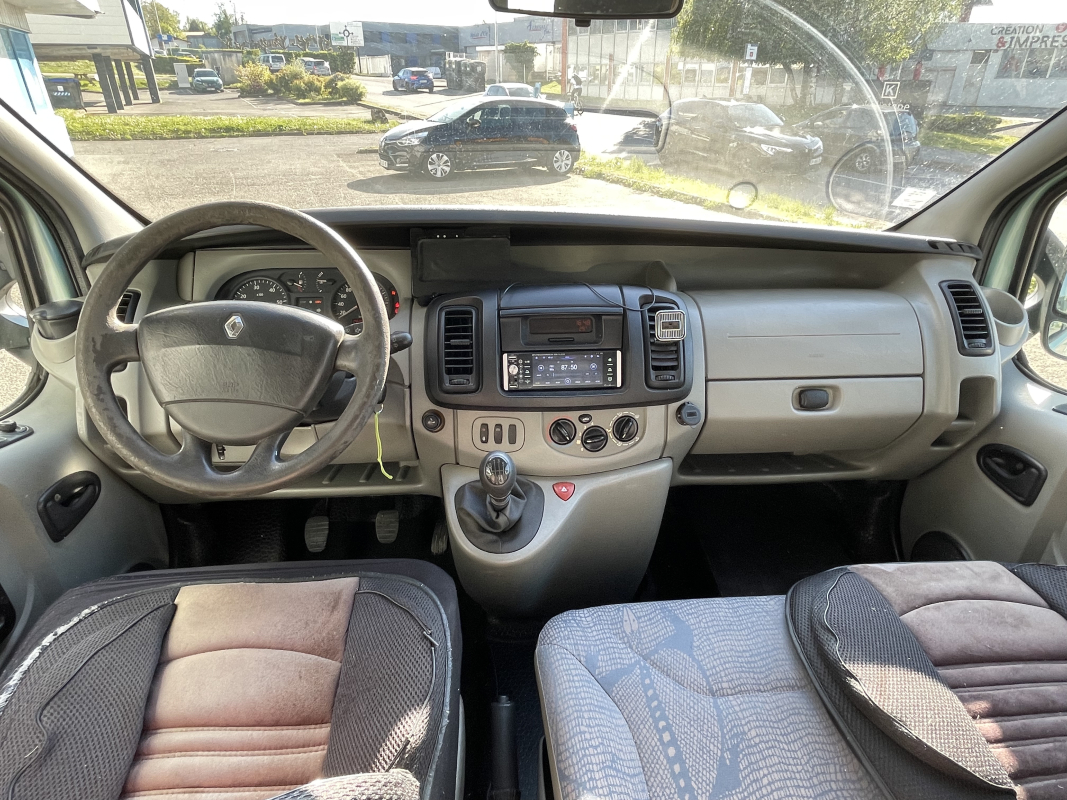 Renault Trafic — 12