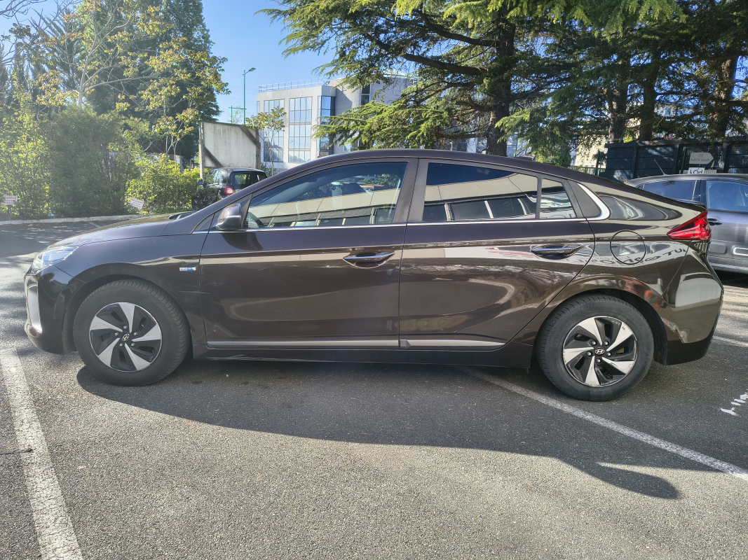 Hyundai IONIQ — 4