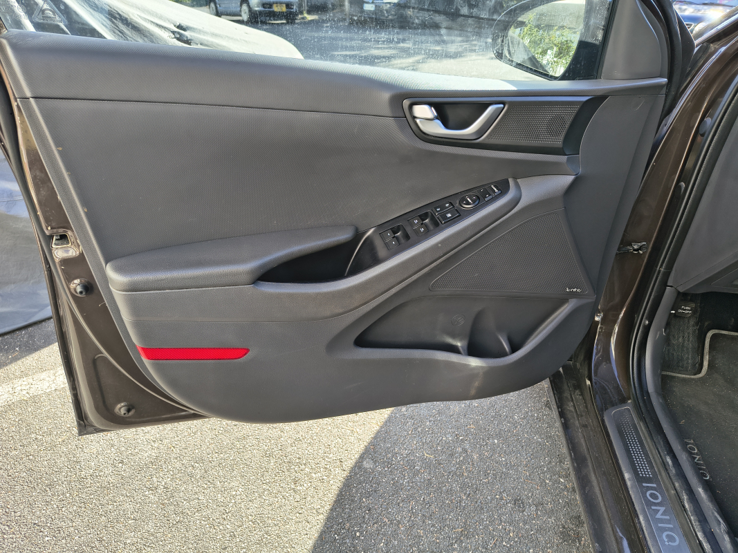 Hyundai IONIQ — 10