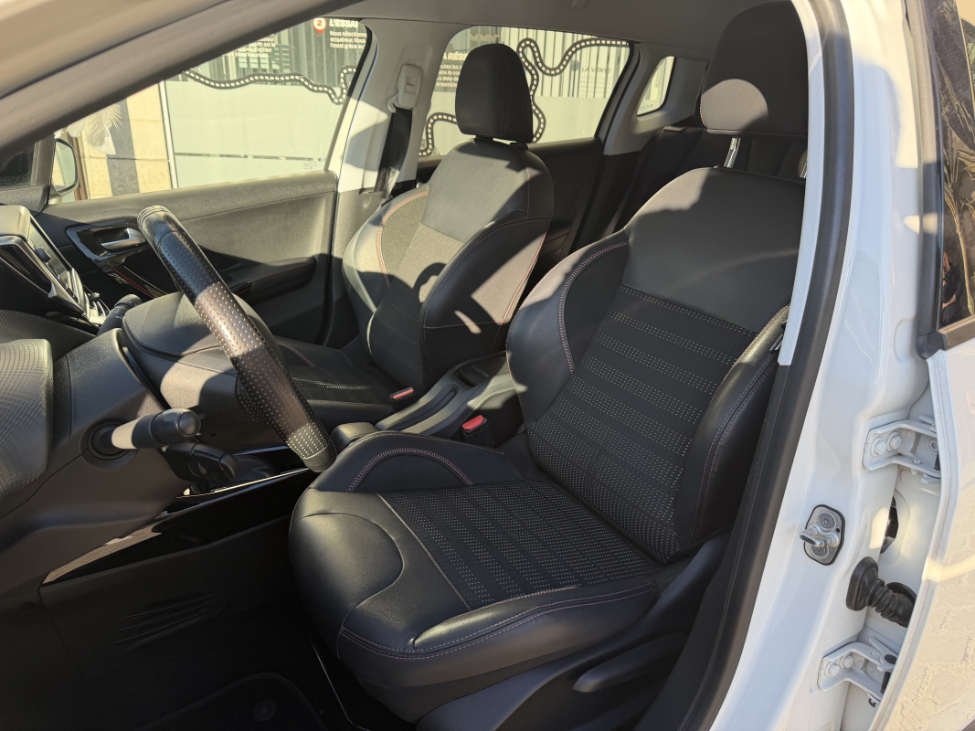 Peugeot 2008 — 12