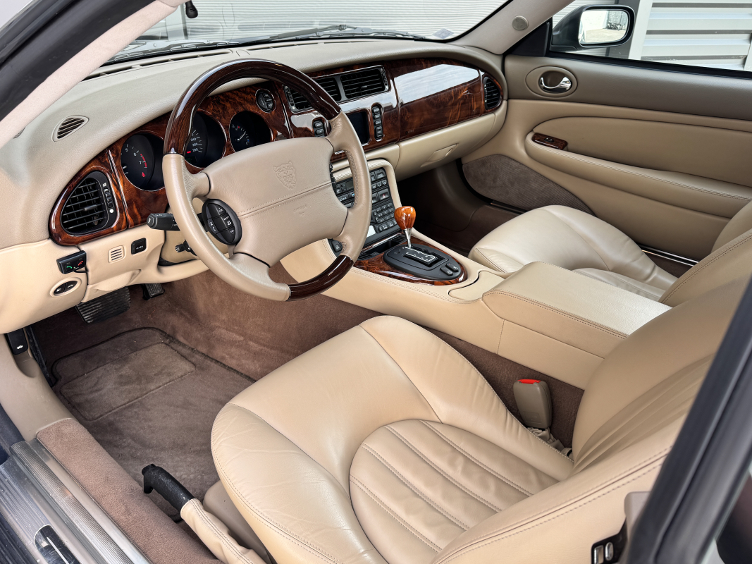 Jaguar XK8 — 9