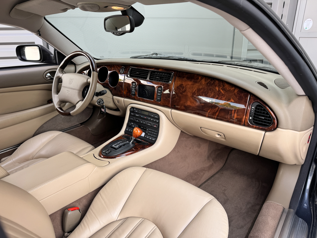Jaguar XK8 — 10