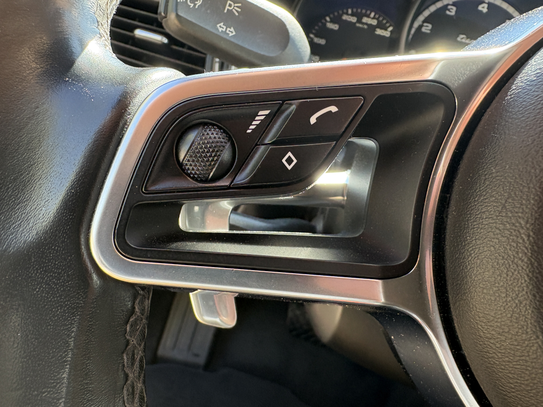 Porsche Macan — 18