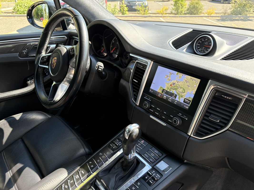 Porsche Macan — 12