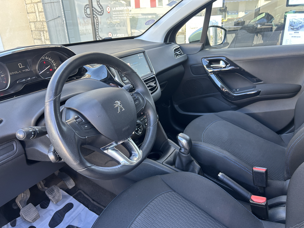 Peugeot 208 — 10