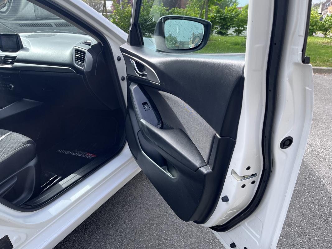 Mazda Mazda 3 — 14