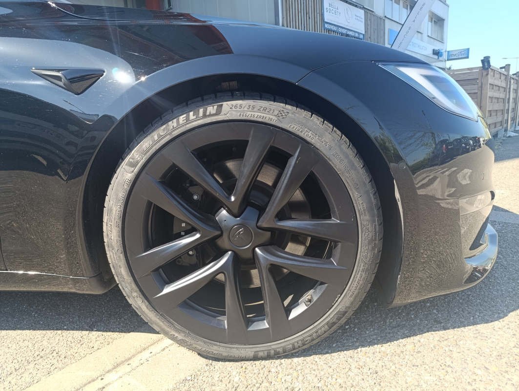 Tesla Model S — 32