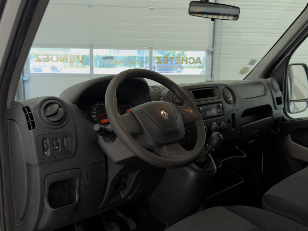 Renault Master — 9