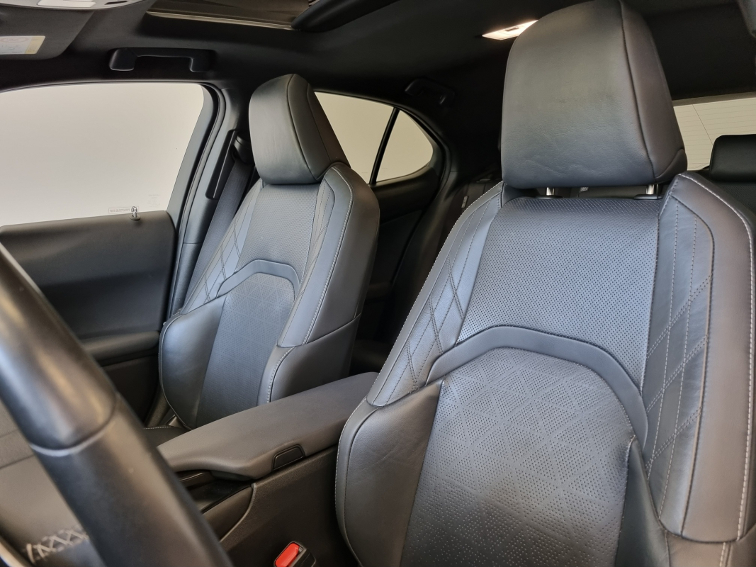 Lexus UX — 13