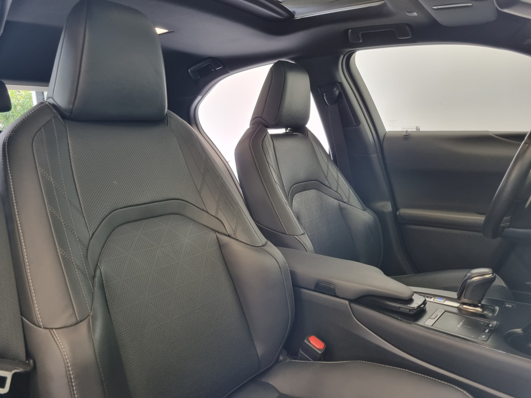Lexus UX — 18