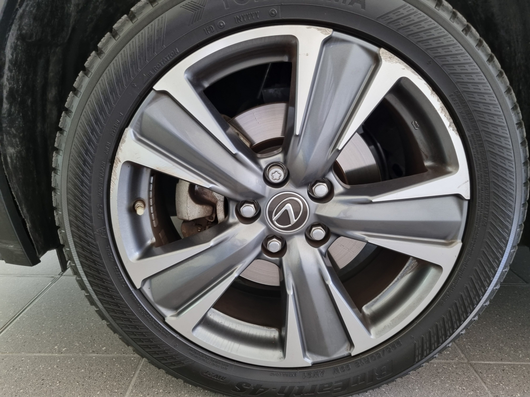 Lexus UX — 32
