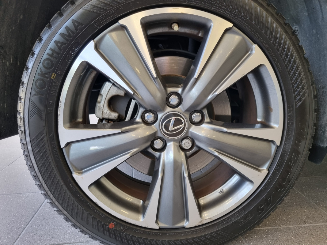 Lexus UX — 33