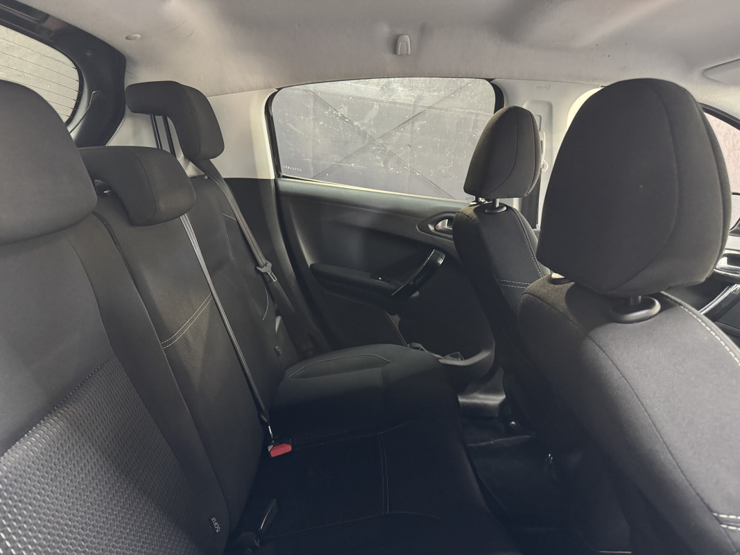 Peugeot 208 — 10