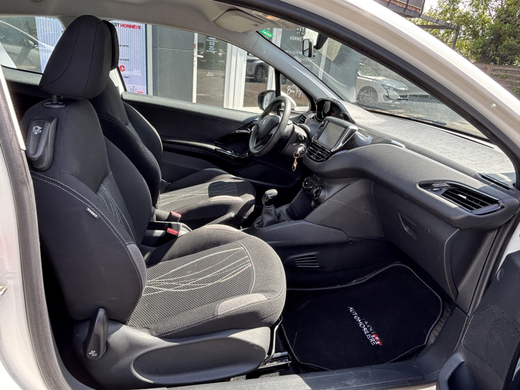 Peugeot 208 — 15