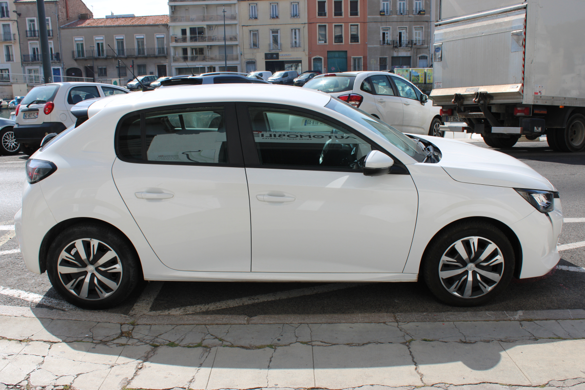 Peugeot 208 — 4