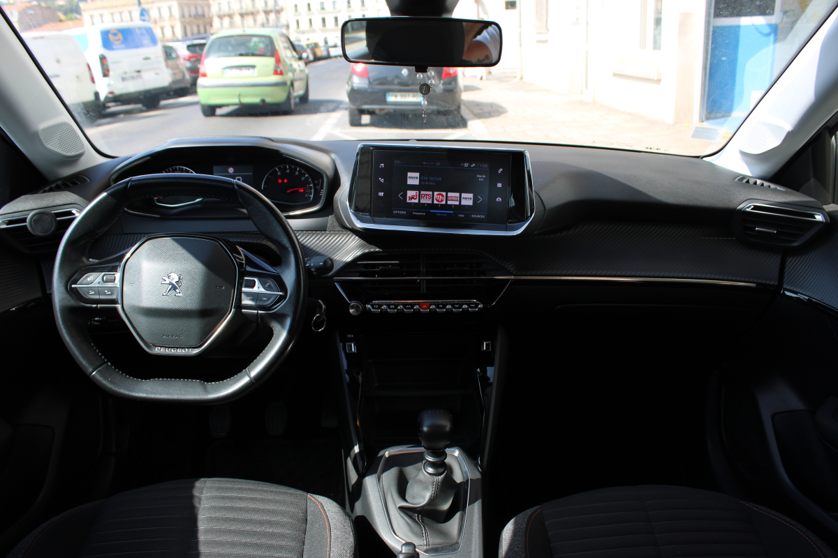 Peugeot 208 — 10