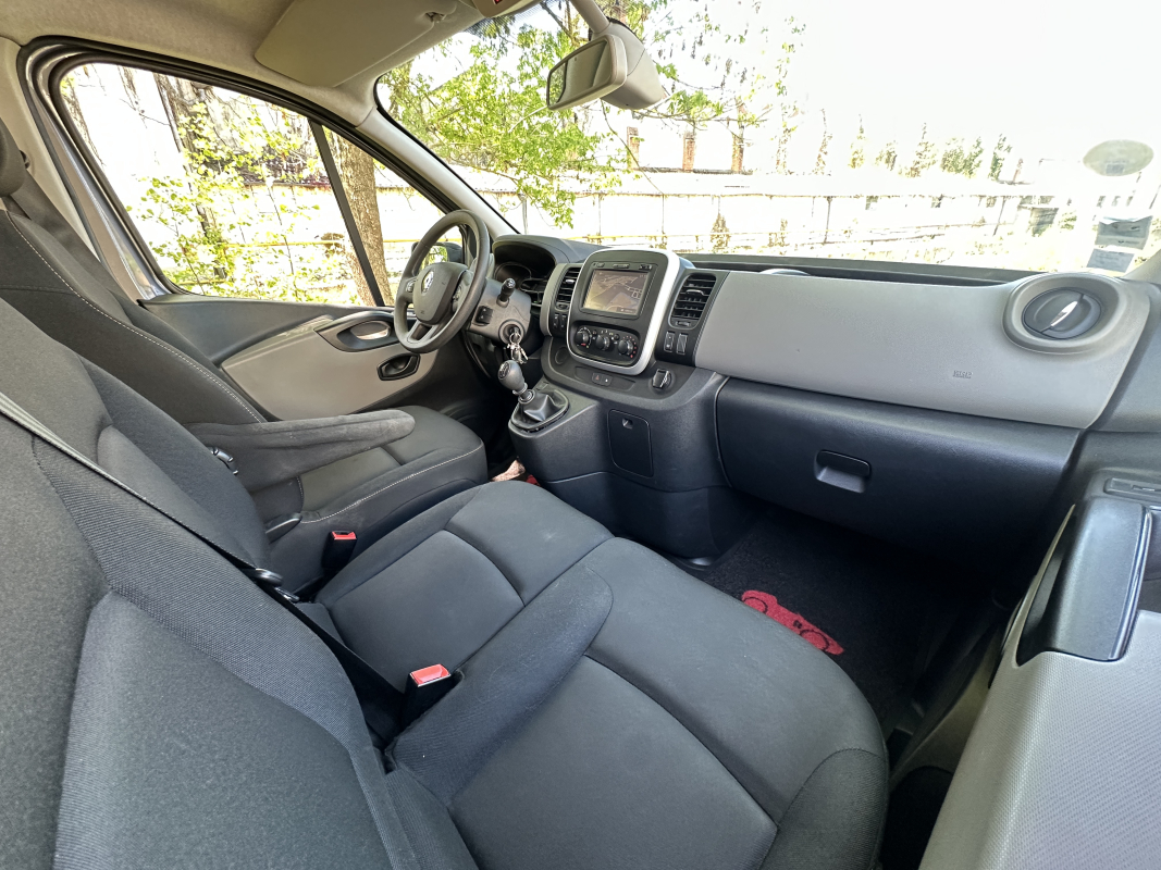 Renault Trafic Combi — 11