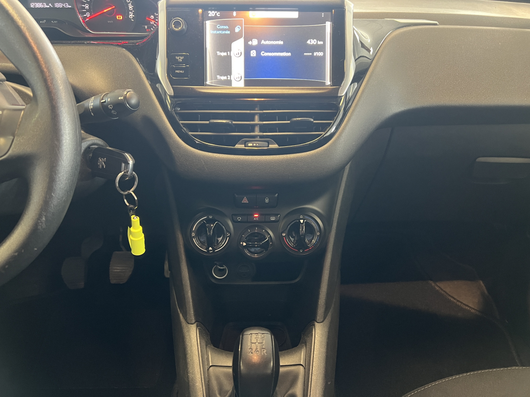 Peugeot 208 — 10
