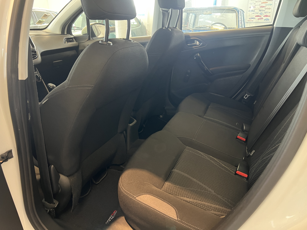 Peugeot 208 — 8