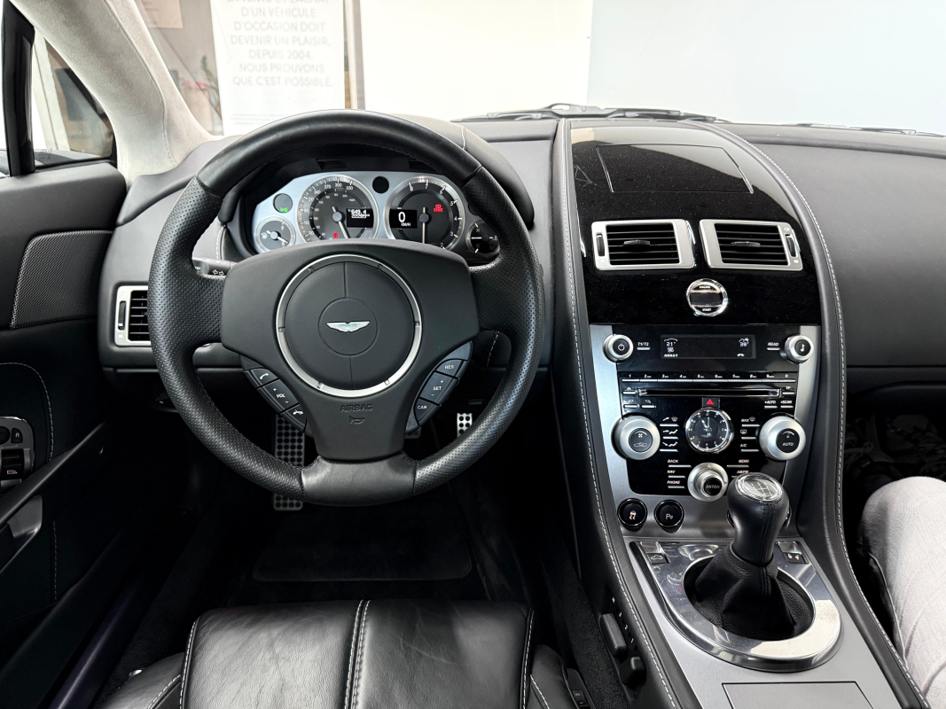 Aston Martin V8 Vantage — 16