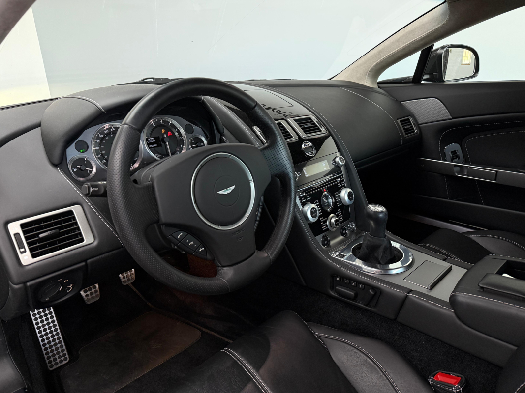 Aston Martin V8 Vantage — 14