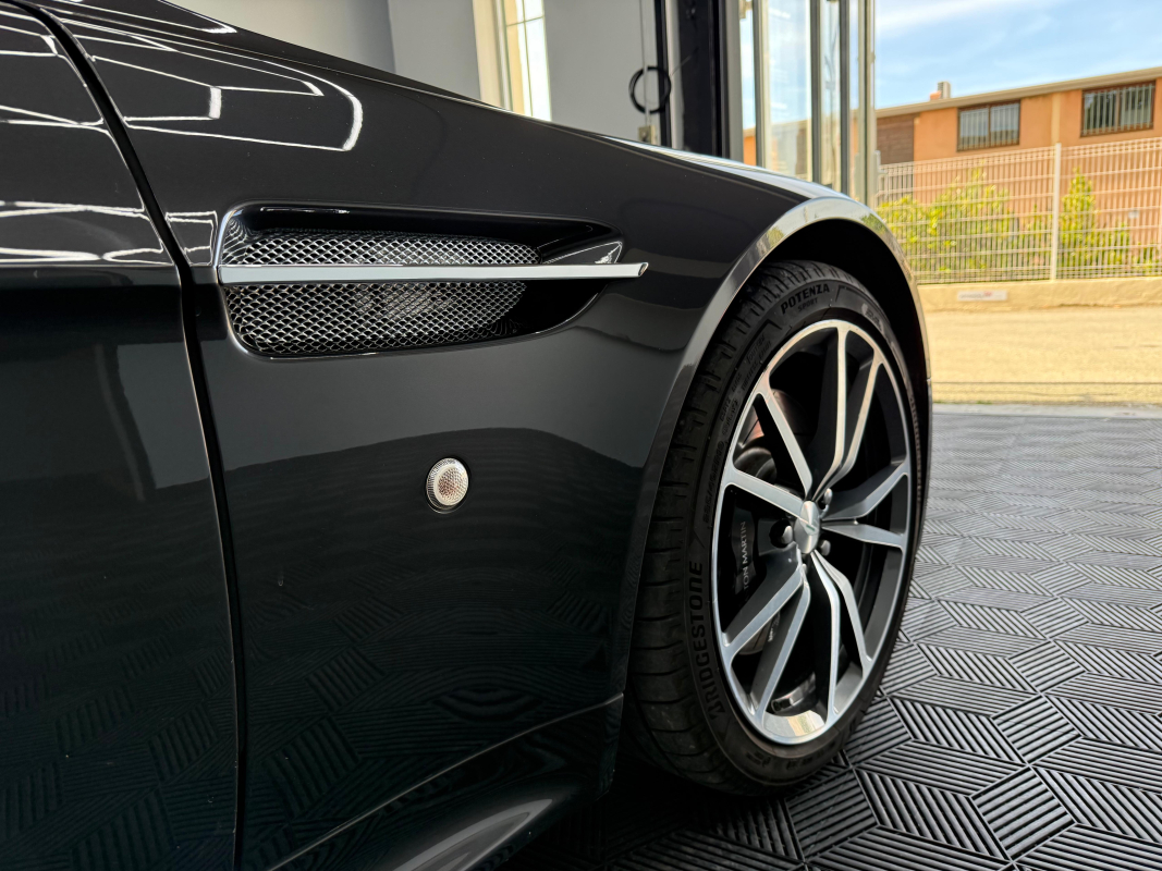 Aston Martin V8 Vantage — 26