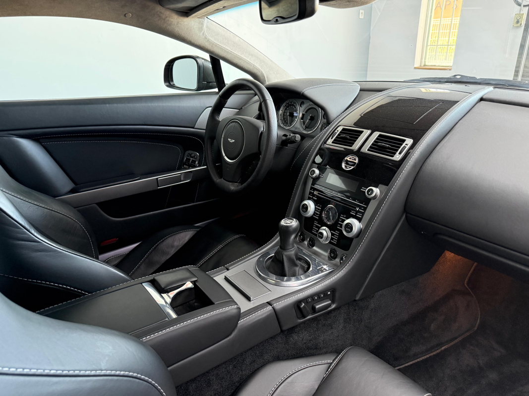 Aston Martin V8 Vantage — 19
