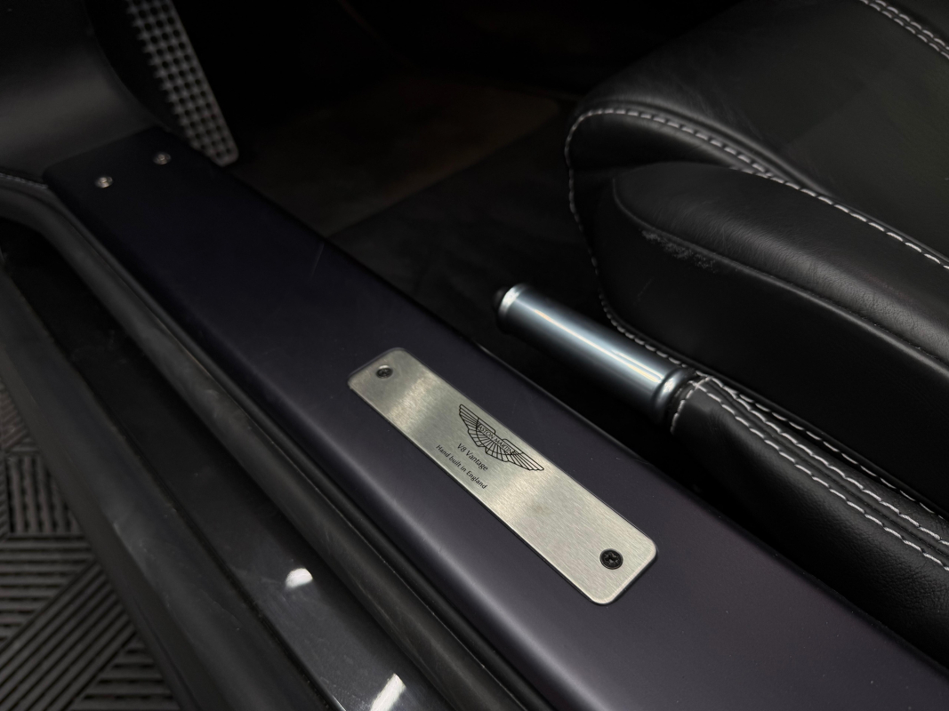 Aston Martin V8 Vantage — 12