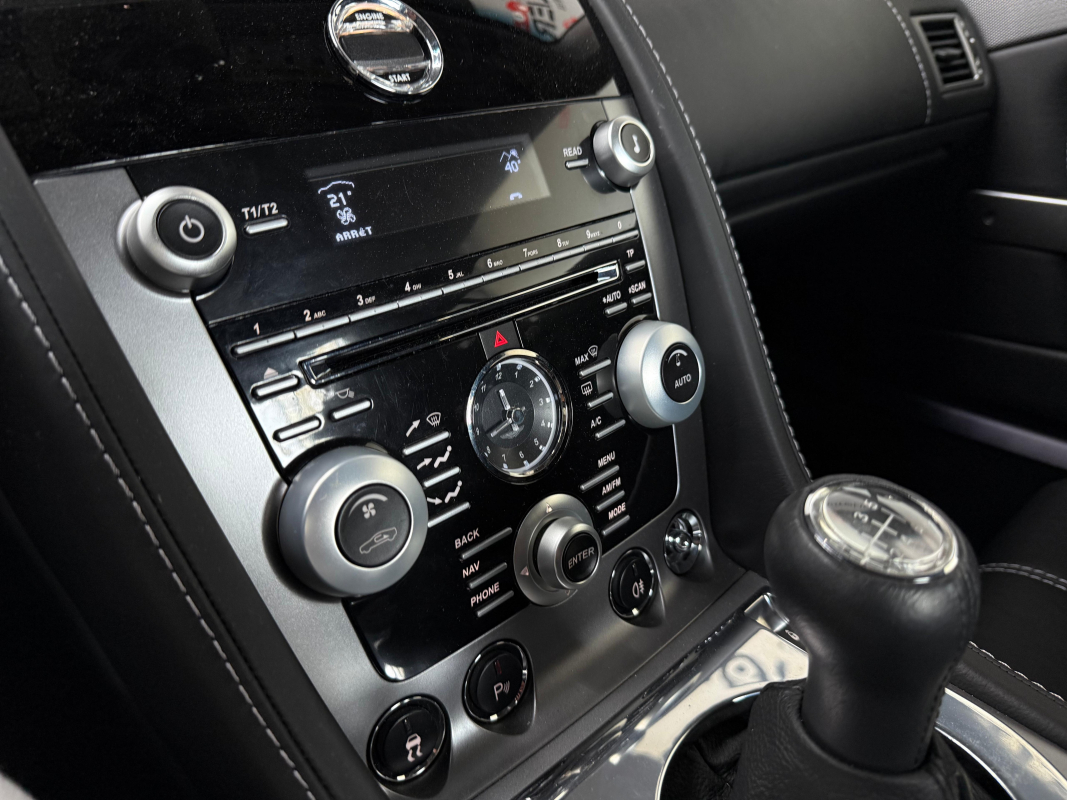 Aston Martin V8 Vantage — 23