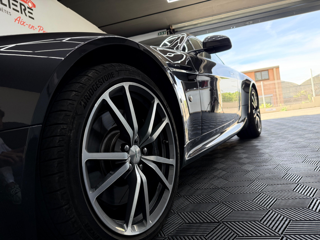 Aston Martin V8 Vantage — 27